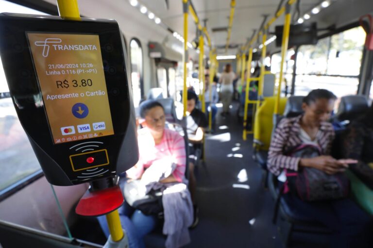 Leia mais sobre o artigo Ônibus do Distrito Federal já aceitam cartões de crédito e débito como forma de pagamento