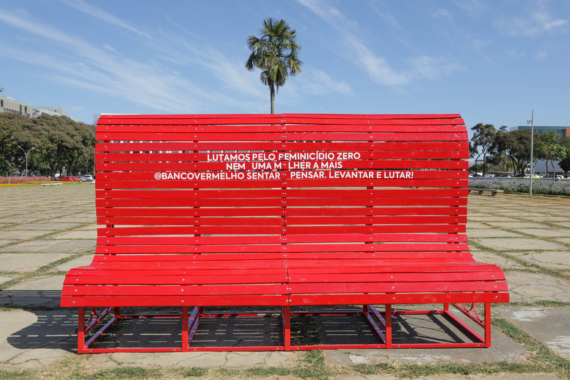 Você está visualizando atualmente Banco Vermelho na Praça do Buriti reforça combate à violência contra a mulher